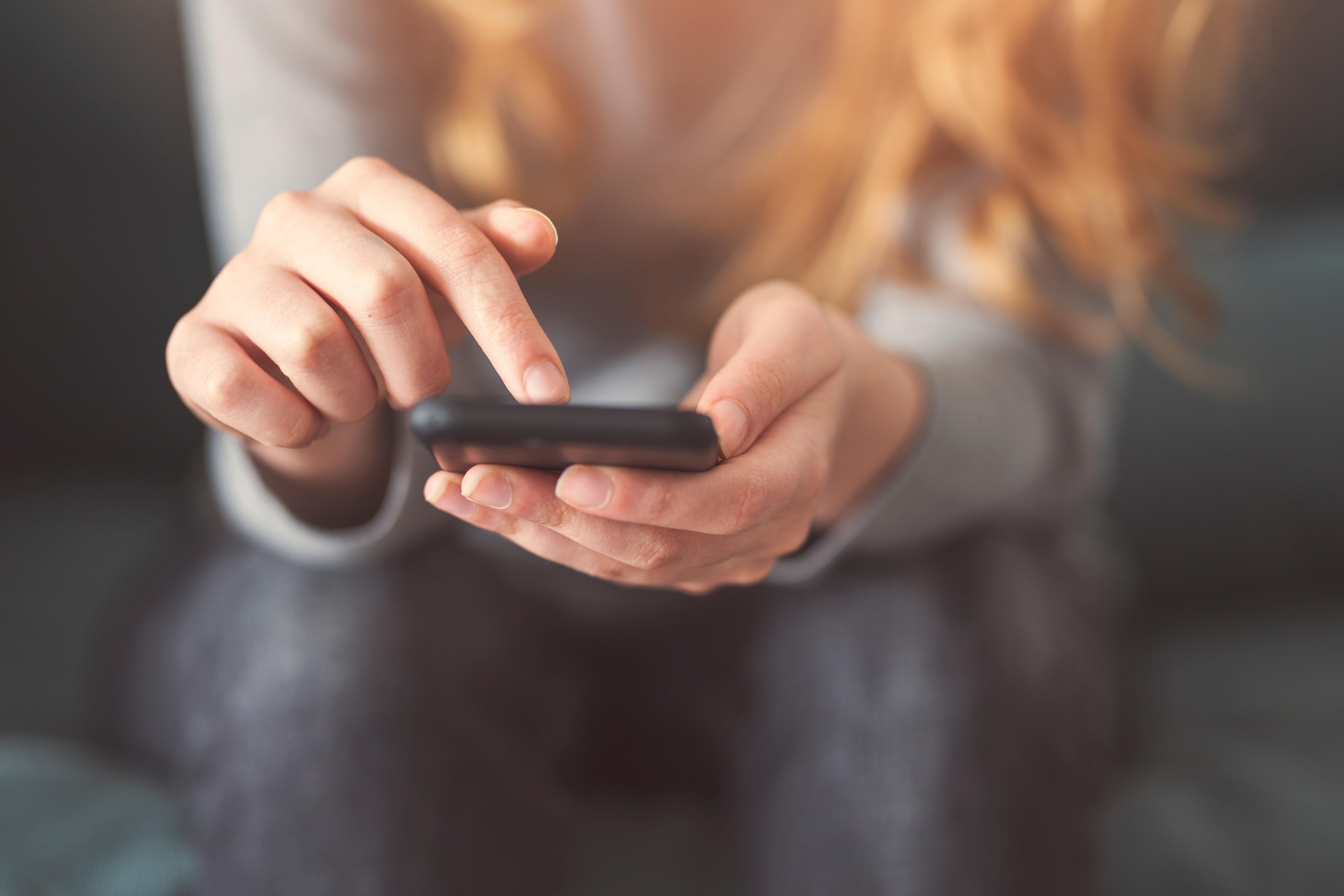 Personas mirando un teléfono móvil