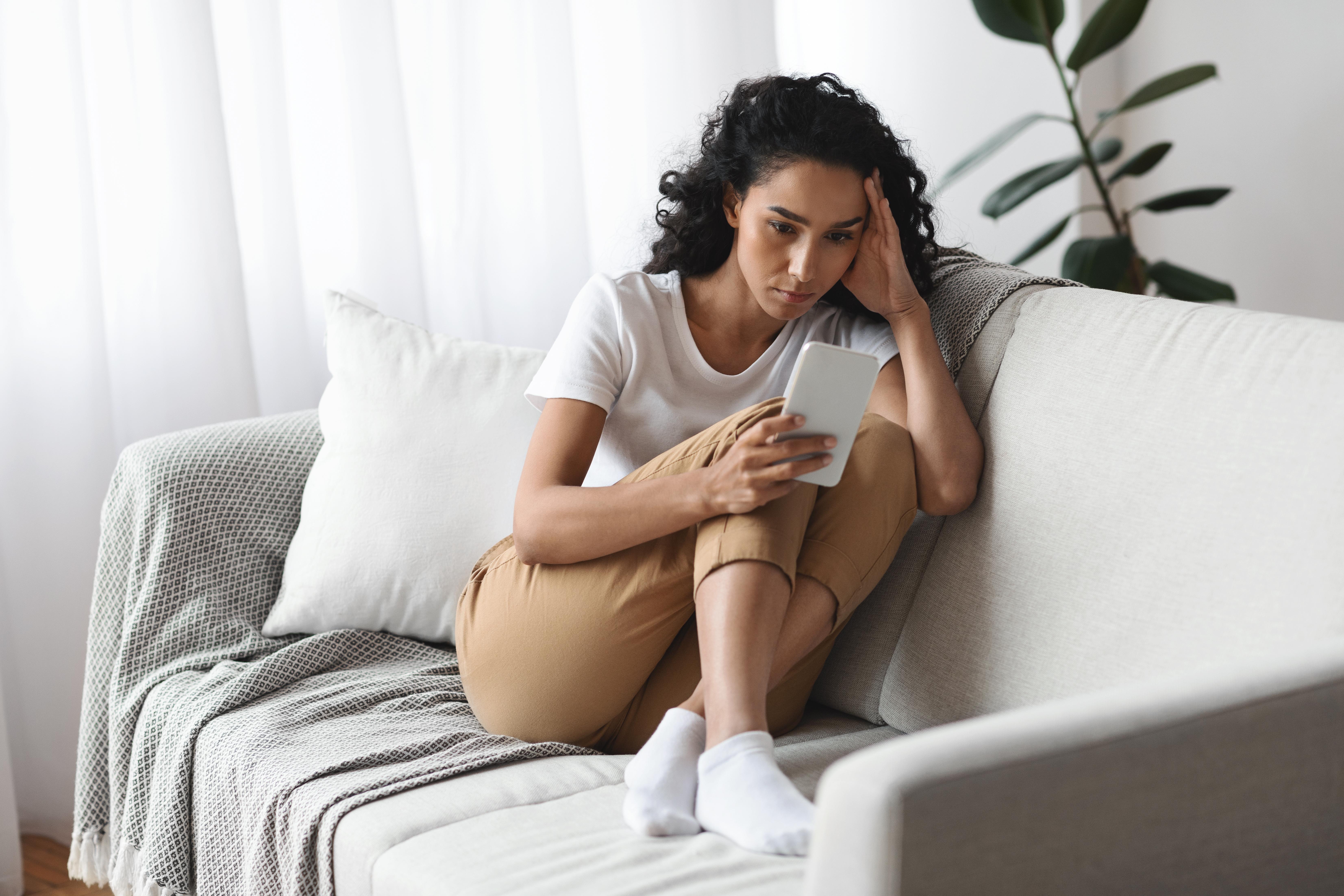 Une personne utilisant son téléphone